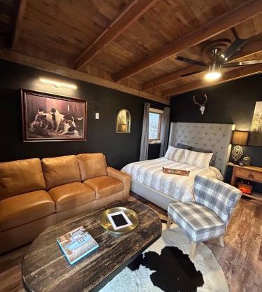 Red River Carriage House With River View