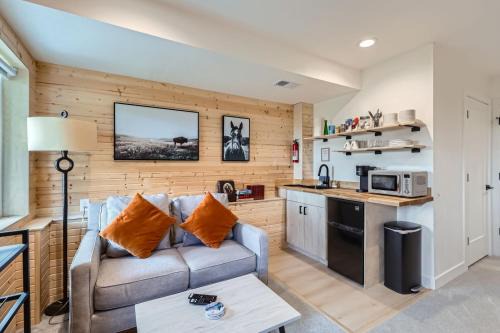 Red Rocks Base 1BR Suite w Kitchenette
