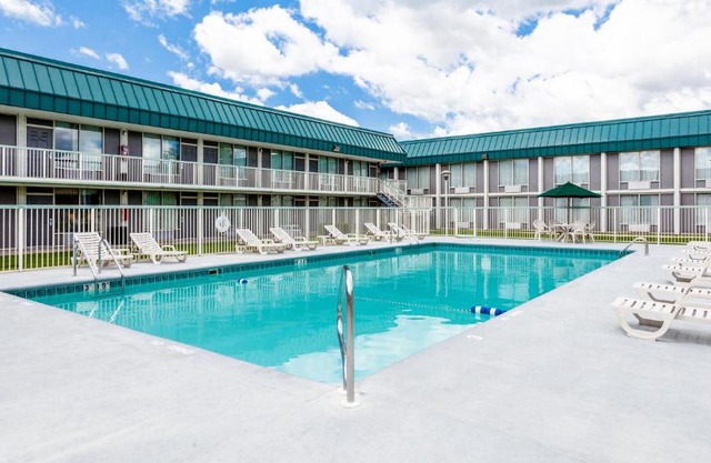Red Roof Inn & Suites DeKalb