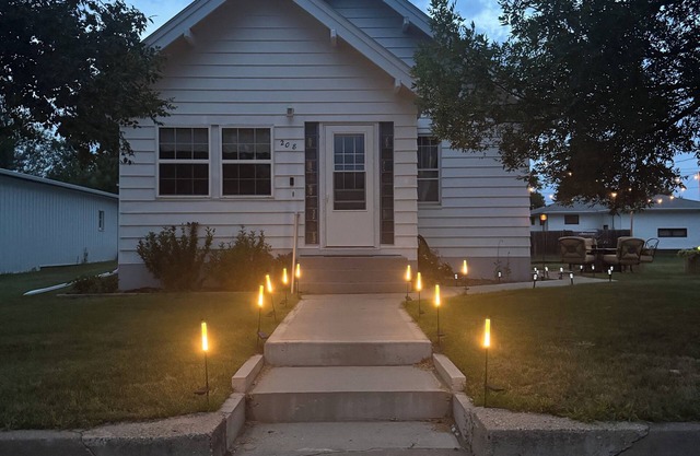 Red Roof Retreat - cozy home in Carson