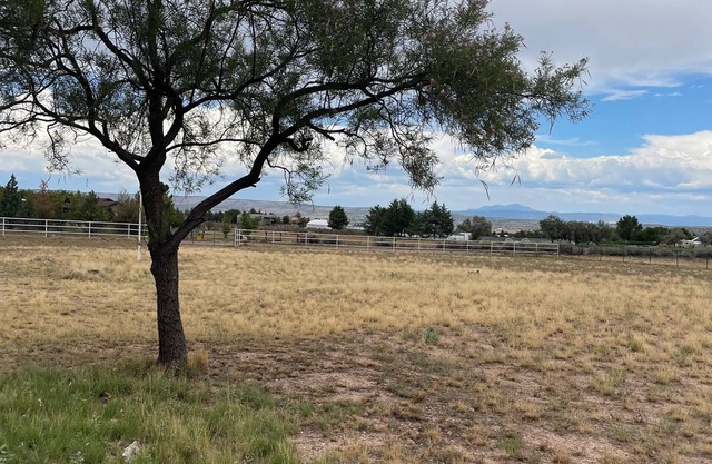 Red Rustic Ranch in Lovely Paulden!