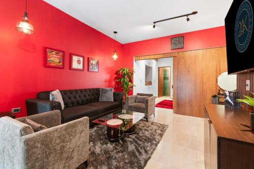 Red Vibe Music Decor with King Bed plus Parking plus Home Office