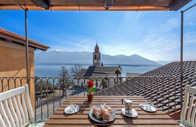 Red view apartment, Ronco sopra Ascona, Switzerland