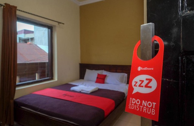 RedDoorz at Hotel Rich Parepare near Pantai Mattirotasi