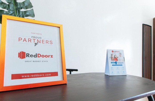 RedDoorz @ G Travel Lodge