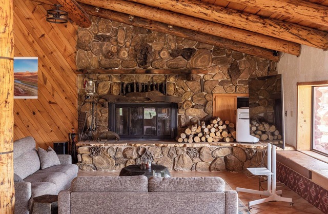 Redrock Riverside Lodge with Colorado River View and Private Airstrip