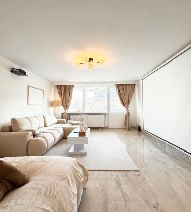 REGENCY - Exklusive zentrale 45m2 Wohnung mit Balkon, WiFi und Netflix
