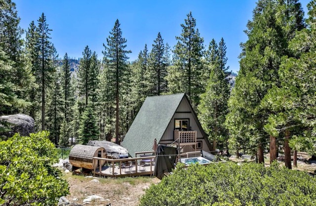 Reindeer A Frame with Hot tub and Sauna, Pet Friendly Escape the Heat wave