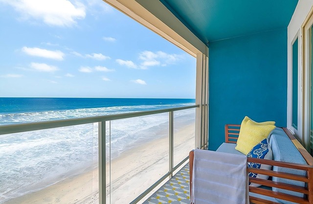 Relax and Recharge! Outdoor Pool, Beachfront Property, Free Breakfast!