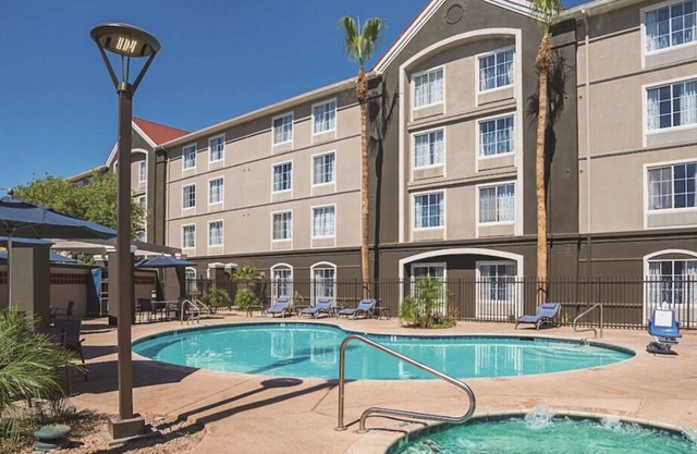 Relax and Unwind! Free Breakfast, Free Parking, Onsite Pool