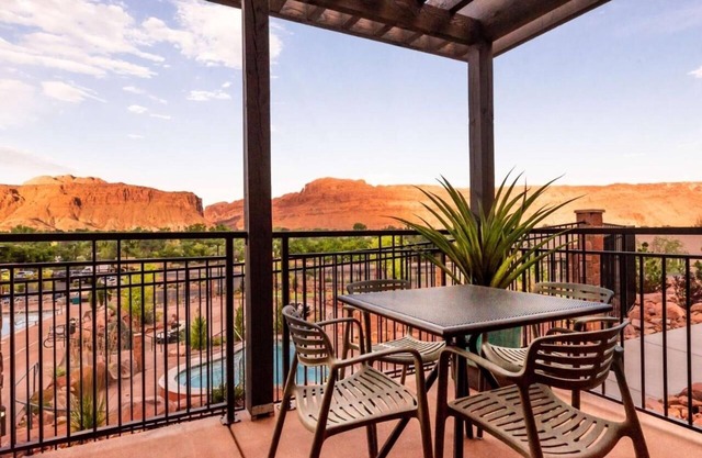 Relax in Elegance: Indulge in Luxe Stay, Pool, Hot Tub, and Delicious Breakfast!