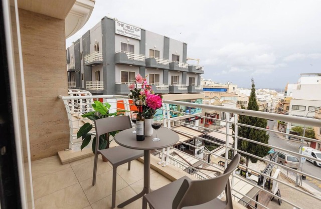 Relax in style at The Pinnacle 🌺✨ A bright 2-bedroom retreat with sunlit living spaces, modern comfort, and a welcoming holiday vibe. 🏖️🌴