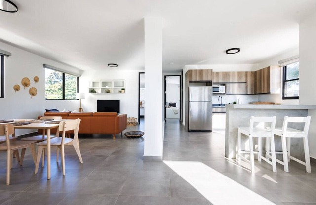 Relax in Style | Central Apt for 4 - Unit 2