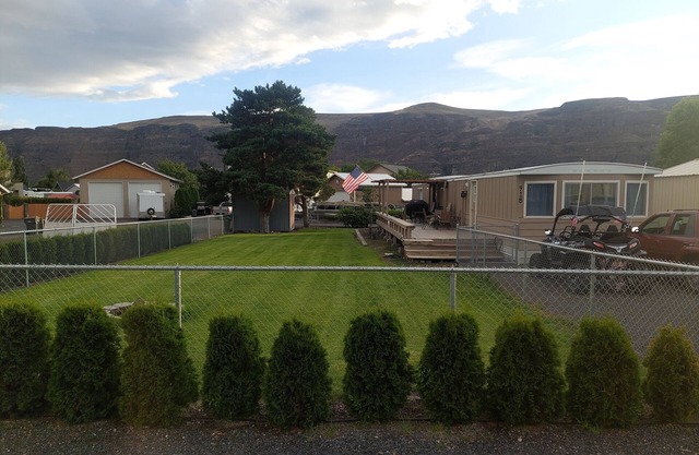 Relax in Sunland, just minutes away to The Gorge & Cave B Winery!!