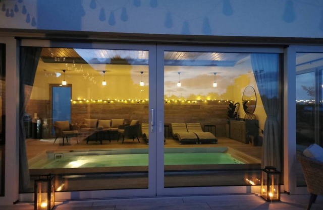 Relax in the Shire-interior pool/sauna/jacuzzi/view-private and non stop
