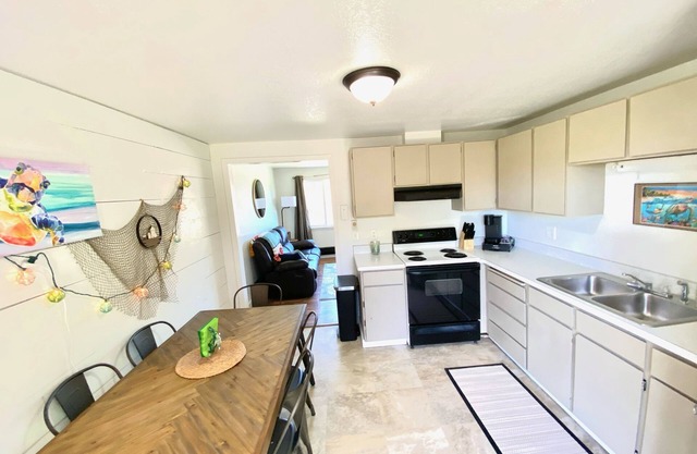 Relaxing 2 Bdrm Coastal Cottage near Joe's Valley