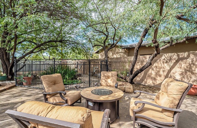 Relaxing 3BD/2BA Near UofA w/BBQ, Koi Pond, Zen Garden - Low Summer Rates! 🪷