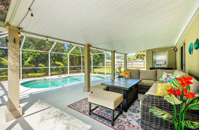 Relaxing 3bd Pool Home w/Lanai & Lush Backyard