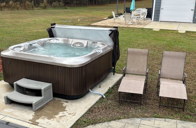 Relaxing and Cozy Ranch Style Home, private hot tub, pet friendly