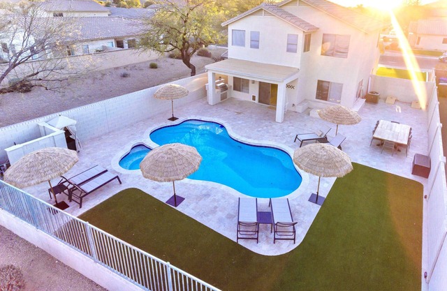 Relaxing and Spacious Model-Home w/A Resort-Style Backyard & Heated Pool