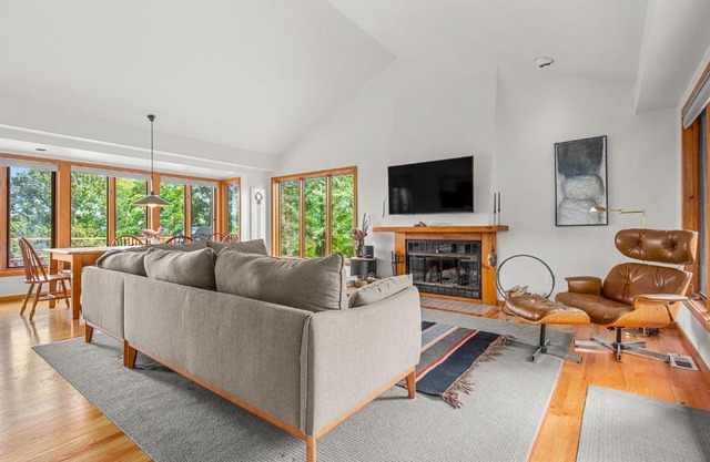 Relaxing Catskill Escape- Mountain Views - Hot Tub - Fire Pit - Heated Pool