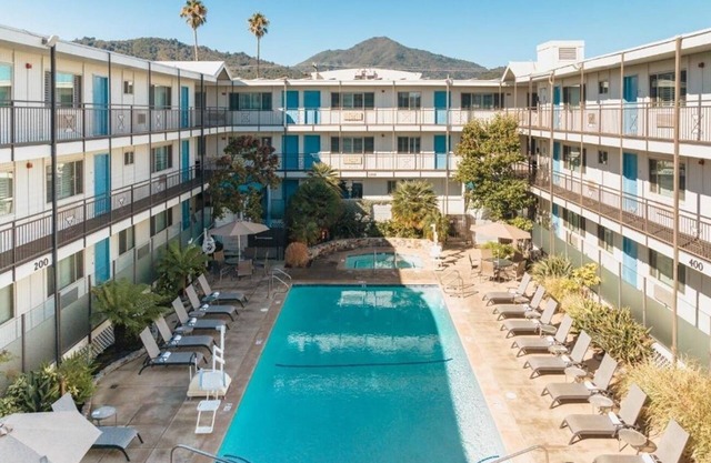 Relaxing Couples’ Getaway | Poolside | Near Sausalito | Free Parking | BBQ Area