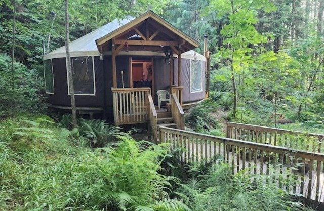 Relaxing FallCreek Vacation Yurt