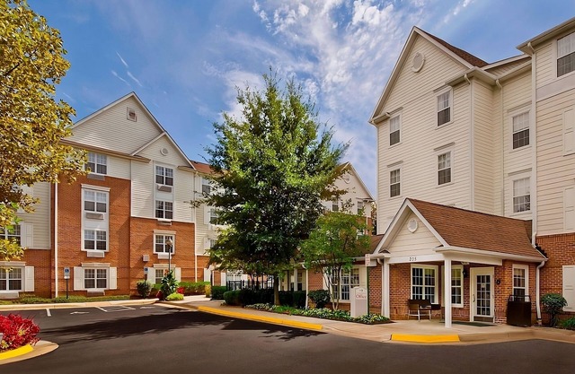 Relaxing Getaway Awaits! Spacious 2BR Suite with Full Kitchen, Pets Allowed!