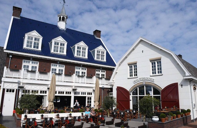 Relaxing Haven Near Tafelbergheide & Huizen Harbor | Local Dining & Landmarks