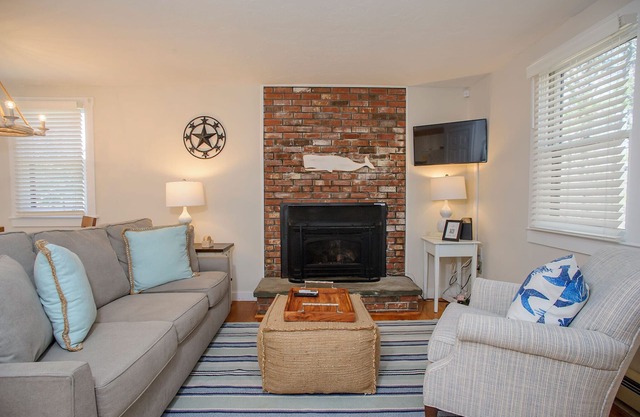 Relaxing Island Retreat, Cozy Cottage, Lamberts Cove Beach Access!