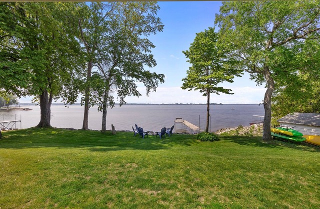 Relaxing Lakefront Cottage, Kayaks, Bikes, Fishing