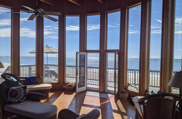 Relaxing Oceanfront Retreat W/Jacuzzi And Private Steps To Beach