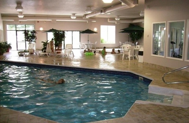 Relaxing Radium Home ~ Relax In our New Hot Tub!