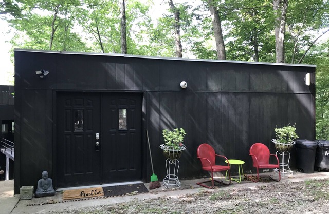 Relaxing Retreat In The Woods. Quiet place to unwind yet minutes from town.