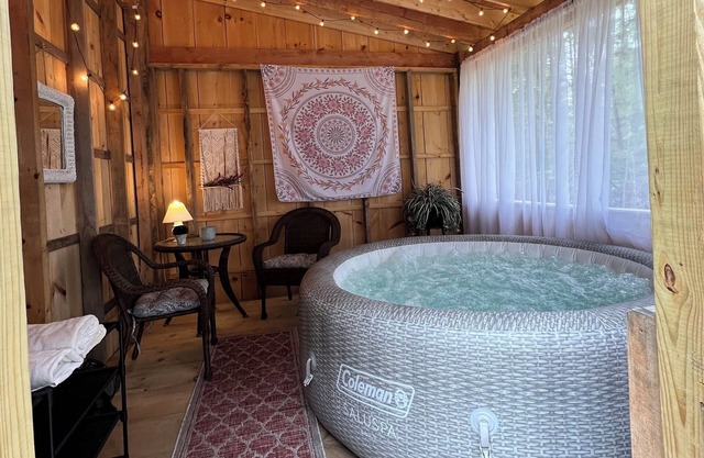 Relaxing tranquil setting, hot tub, fire pit; Pet friendly.