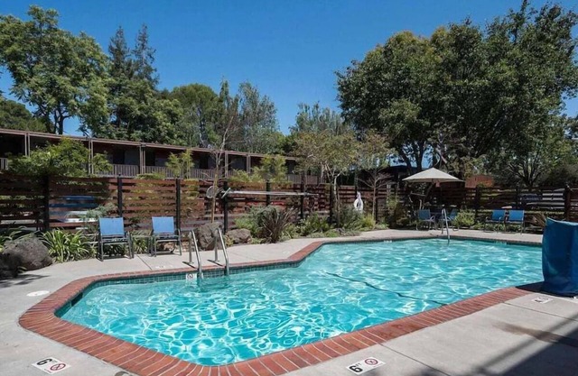 Relaxing Unit with Outdoor Heated Pool, Free Parking & Breakfast Near Stanford