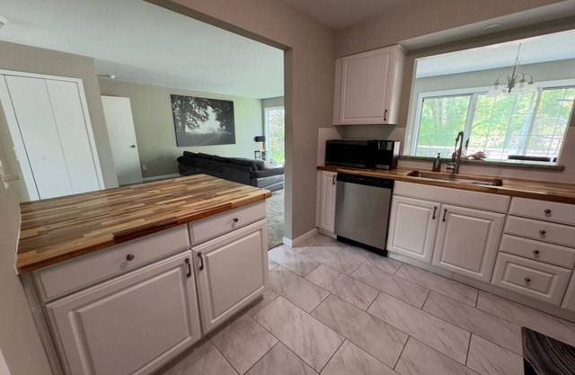 Relaxing Walled Lake Condo Near the Beach