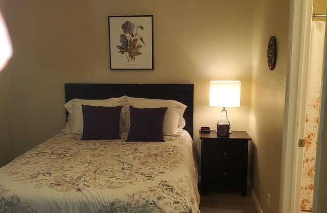 Remodeled 3 BR 2 BA Duplex in Northwest Austin Pet Stays for Free !