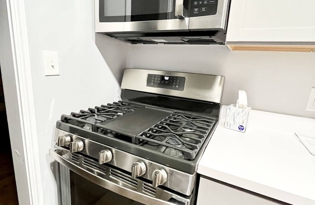 Remodeled 3BR 1BA Near O'Hare Sleeps 10