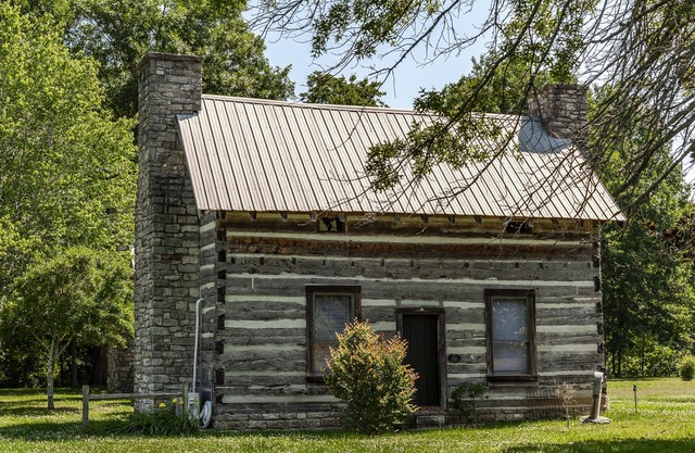 Remodeled Cabin, with creek, super close to Nashville