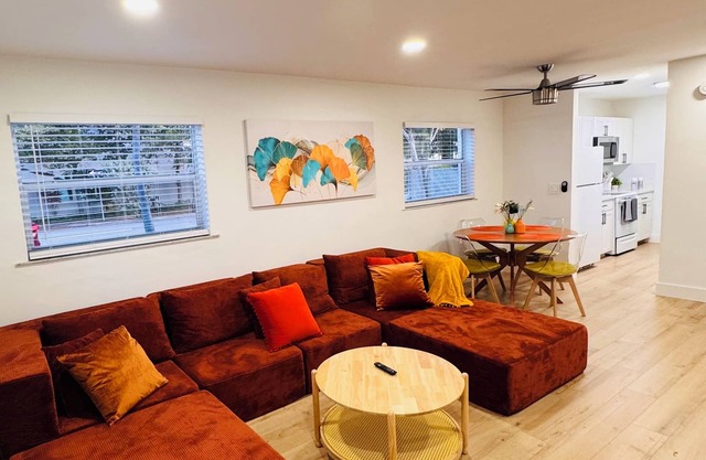 Remodeled Hollywood Beach 2BDx2BA with Parking, WIFI, AC