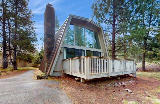 Remodeled home with a private hot tub, SHARC passes, & furnished deck