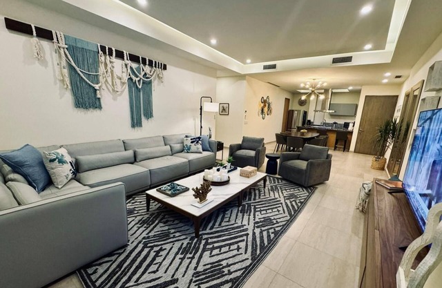 REMODELED Luxurious First-Floor Apartment in Isla Residences