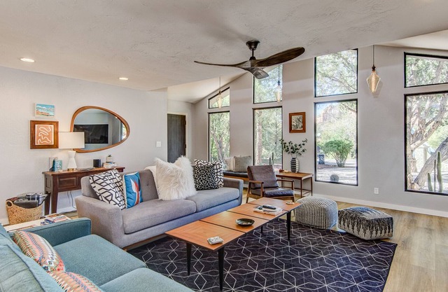 Remodeled, Open and Bright, Private Hot Tub