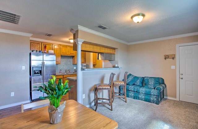 Remodeled Ranch Apt in Sanger: 12 Mi to Lake!