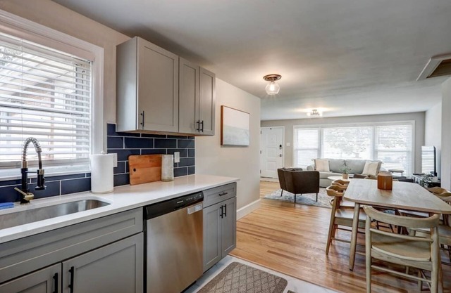 Renovated 2 BR home close to Lancaster attractions