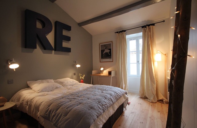 Renovated and full of charm in the village of ARS EN RE