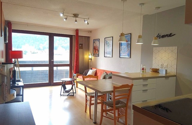 Renovated Apt in Autrans with Balcony, Close to Village & Ski Slopes, Sleeps 5
