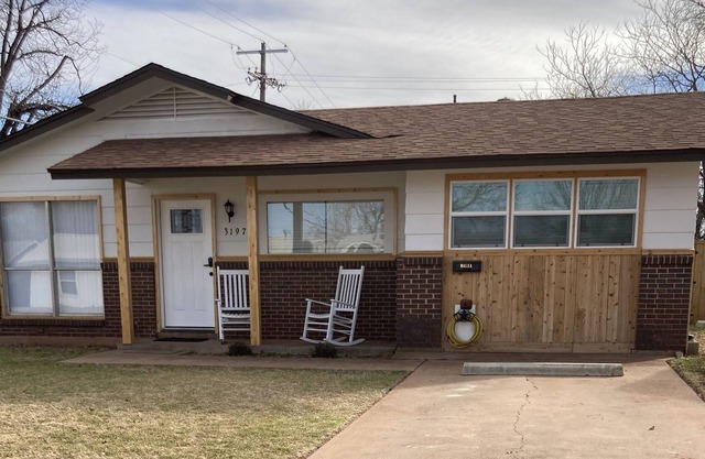 Renovated,Comfy&Spacious, LR, full kitchen, den, easy access to Univ.& interests
