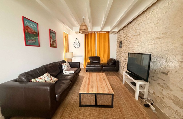 Renovated wine storehouse in Oléron, ideal for families, near the sea